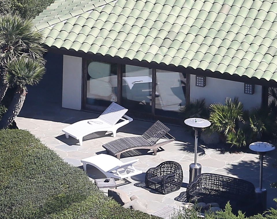 Brad Pitt: Die Fenster von Angelina Jolies Haus in Malibu sind mit Kissen und Matratzen zugestellt. Die Fenster von Angelina Jolies Haus in Malibu sind mit Kissen und Matratzen zugestellt