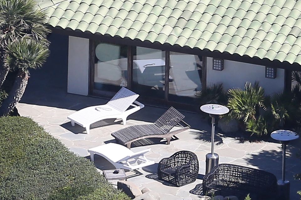 Angelina Jolie: Die Fenster von Angelina Jolies Haus in Malibu sind mit Kissen und Matratzen zugestellt Die Fenster von Angelina Jolies Haus in Malibu sind mit Kissen und Matratzen zugestellt