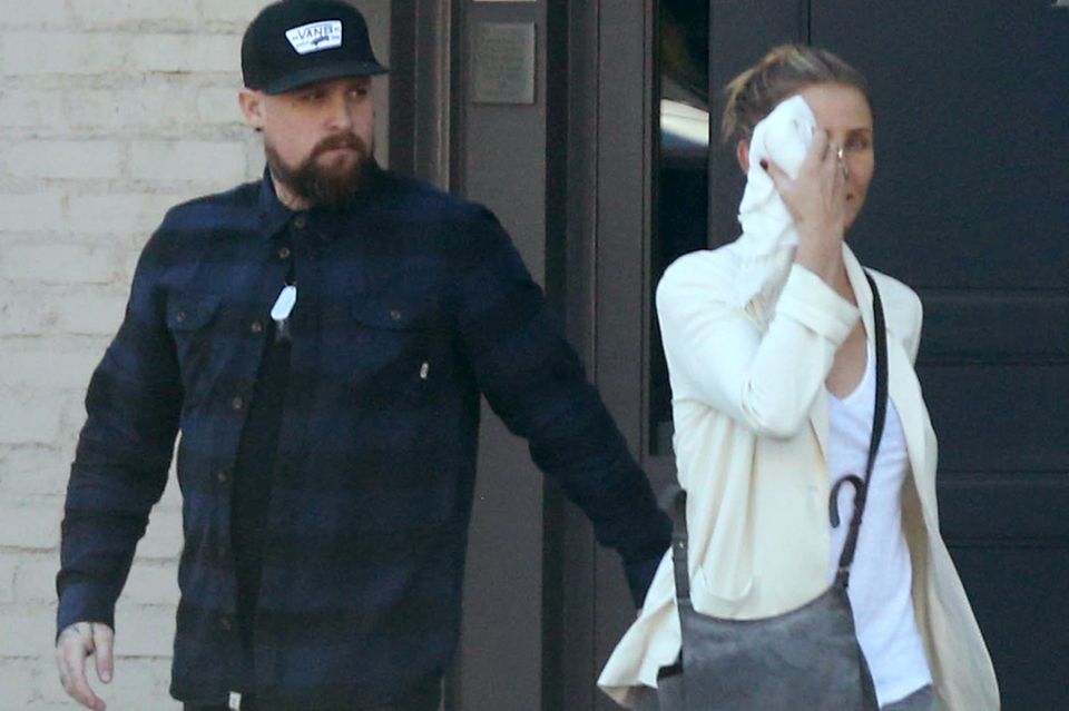 Erwischt! Cameron Diaz und Ehemann Benji Madden verlassen eine Klinik für Schönheitschirurgie in Los Angeles.