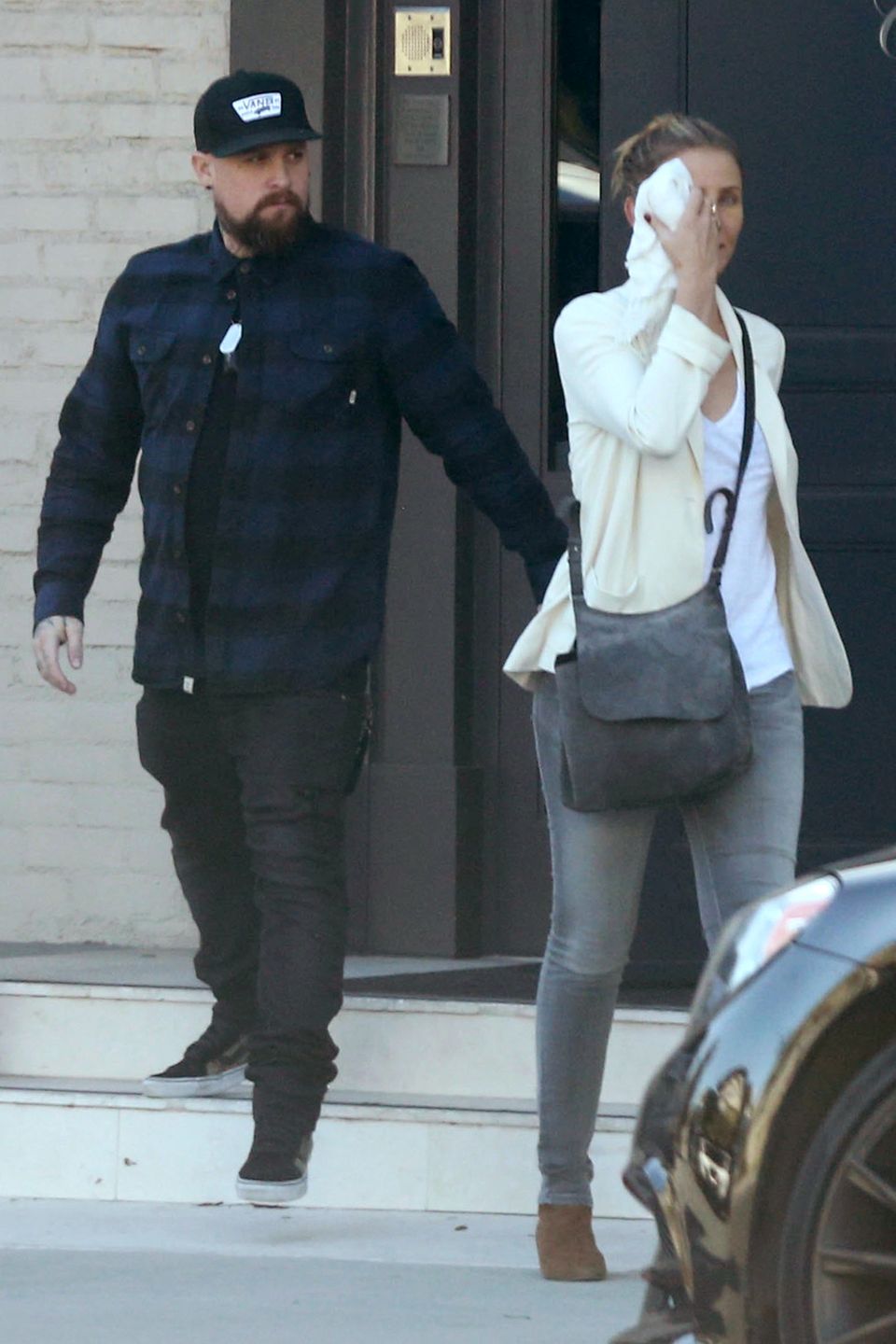 Erwischt! Cameron Diaz und Ehemann Benji Madden verlassen eine Klinik für Schönheitschirurgie in Los Angeles. Erwischt! Cameron Diaz und Ehemann Benji Madden verlassen eine Klinik für Schönheitschirurgie in Los Angeles.
