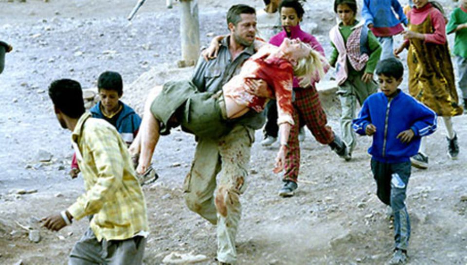 Richard (Brad Pitt) kämpft im marokkanischen Bergland um das Leben seiner Frau Susan (Cate Blanchett) Richard (Brad Pitt) kämpft im marokkanischen Bergland um das Leben seiner Frau Susan (Cate Blanchett)