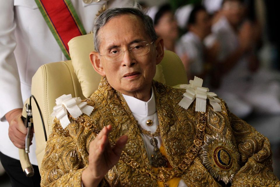 König Bhumibol (†): König Bhumibol Adulyadej bei einem der wenigen Auftritte 2010 König Bhumibol Adulyadej bei einem der wenigen Auftritte 2010