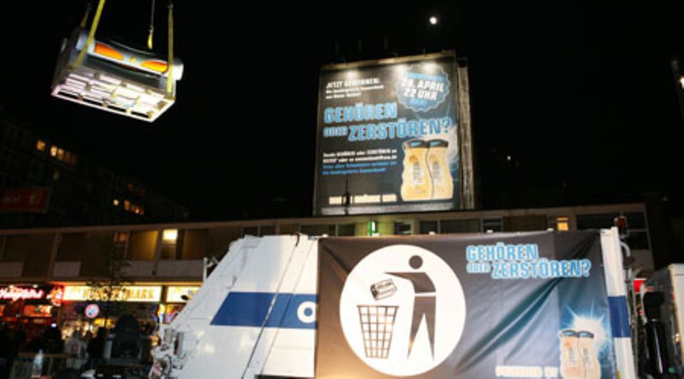 Nummer eins: Bohlens Sonnenbank schwebt am Kran über die Reeperbahn. Noch ist ihr Schicksal ungewiss