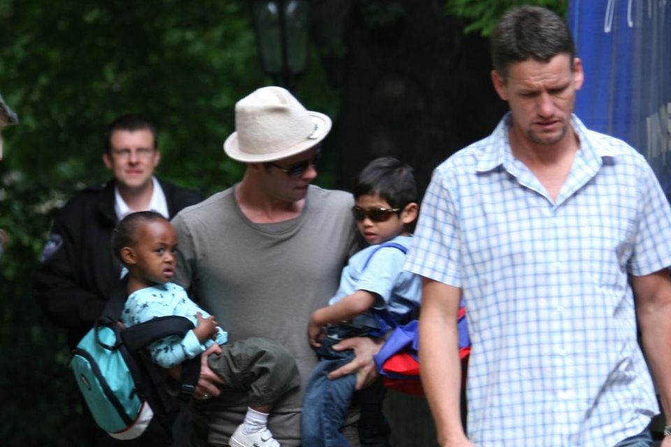 Angelina Jolie + Brad Pitt: Mark Billingham (vorne rechts) mit Brad Pitt, Maddox und Zahara Mark Billingham (vorne rechts) mit Brad Pitt, Maddox und Zahara