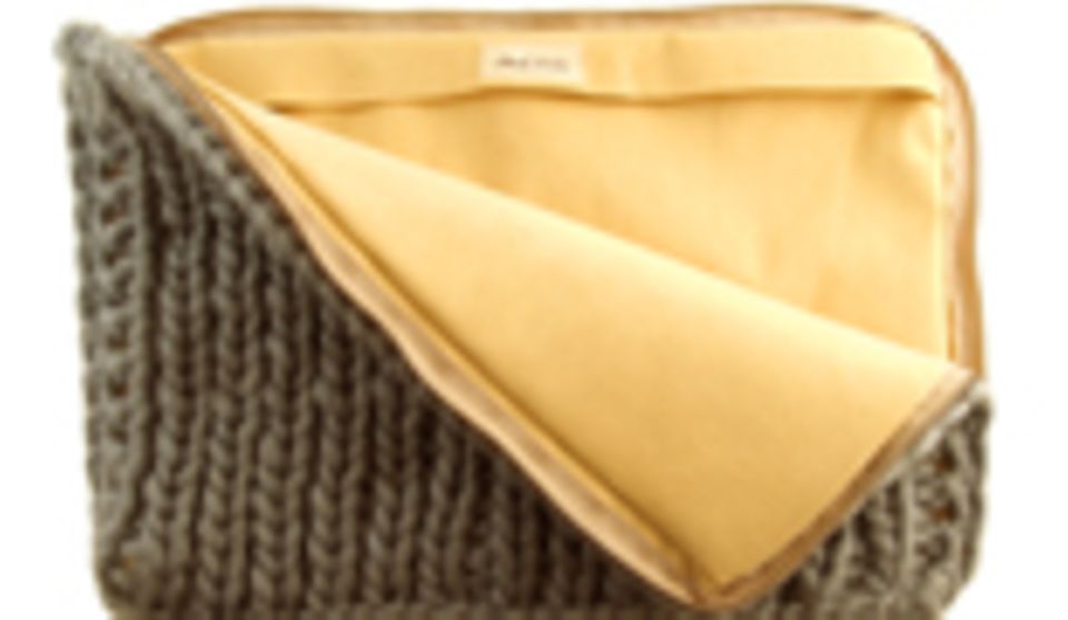 Anat Fritz goes Business: Laptop-Case aus handgestrickter Wolle in der Lieblingsfarbe auf Bestellung (195,00 Euro) Anat Fritz goes Business: Laptop-Case aus handgestrickter Wolle in der Lieblingsfarbe auf Bestellung (195,00 Euro)