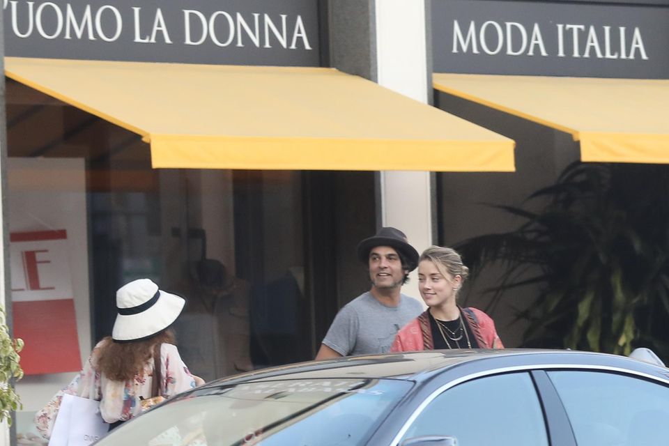 Amber Heard: Amber Heard spaziert mit einem unbekannten Mann durch Beverly Hills Amber Heard spaziert mit einem unbekannten Mann durch Beverly Hills
