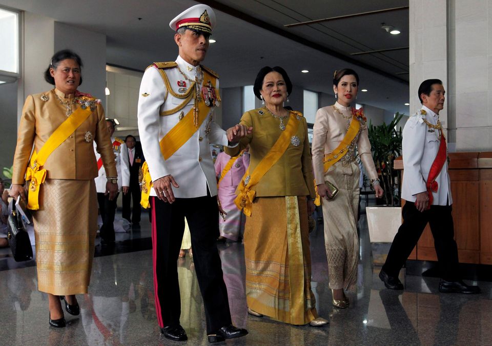 Prinz Maha Vajiralongkorn mit seiner Mutter Königin Sirikit (Mitte) und seiner Schwester Prinzessin Maha Chakri Sirindhorn (links) im Jahr 2010. Die Prinzessin wurde immer wieder als mögliche Alternative zu ihrem Bruder als Nachfolgerin ihres Vaters ins Gespräch gebracht.