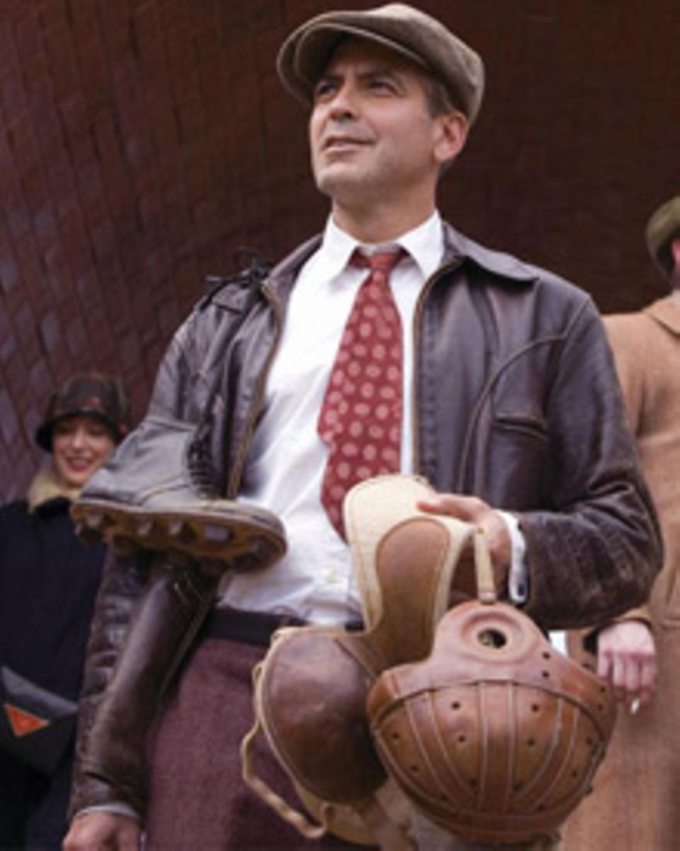George Clooney als Jimmy "Dodge" Connelly in einer angemessen verwegenen Lederjacke von Belstaff George Clooney als Jimmy "Dodge" Connelly in einer angemessen verwegenen Lederjacke von Belstaff
