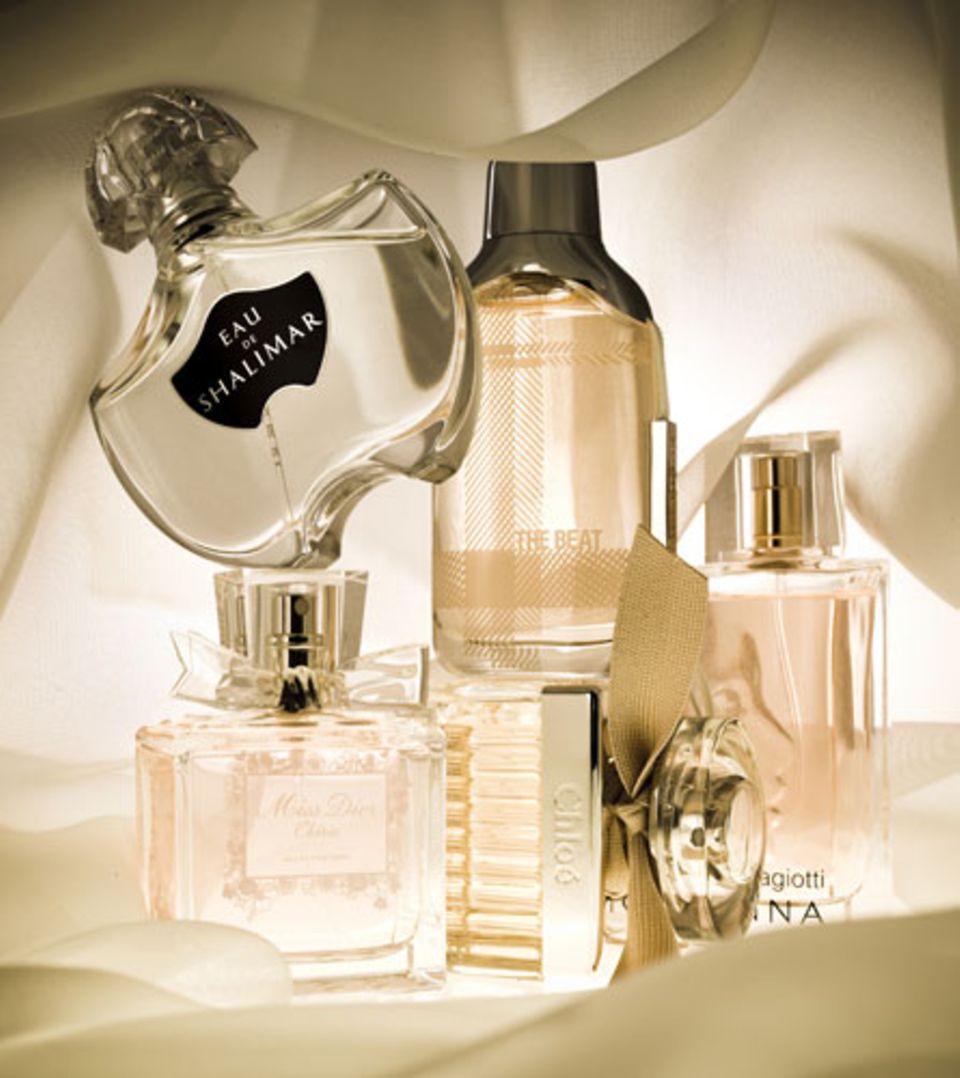 Düfte gehen mit der Haut eine ganz individuelle Verbindung ein. Weil jede Frau anders ist, entfalten sich auch Parfums unterschi Düfte gehen mit der Haut eine ganz individuelle Verbindung ein. Weil jede Frau anders ist, entfalten sich auch Parfums unterschi