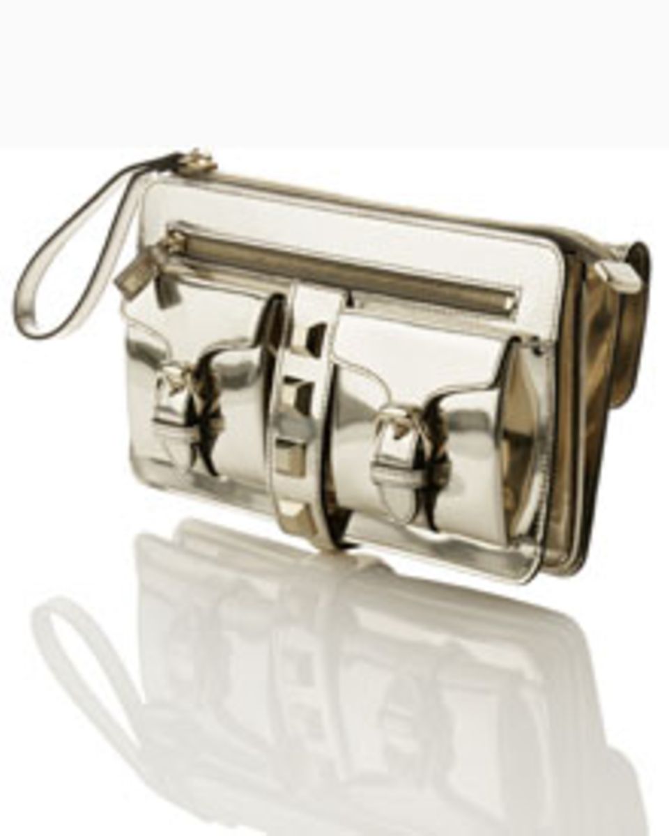 Mit dieser Metallic-Clutch ist ein cooler Auftritt garantiert Mit dieser Metallic-Clutch ist ein cooler Auftritt garantiert