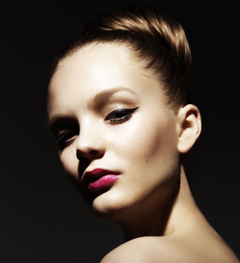 Elegant betont der Eyeliner das Auge und hinterlässt einen divenhaften Touch à la Hollywood der Fünfzigerjahre Elegant betont der Eyeliner das Auge und hinterlässt einen divenhaften Touch à la Hollywood der Fünfzigerjahre