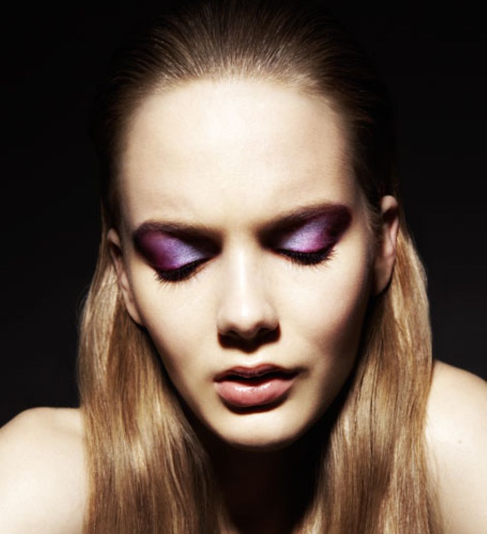 Schillernde Schattierungen in Violett und Blau bestimmen das Augen-Make-up. Passend dazu: zart gefärbtes Lipgloss Schillernde Schattierungen in Violett und Blau bestimmen das Augen-Make-up. Passend dazu: zart gefärbtes Lipgloss