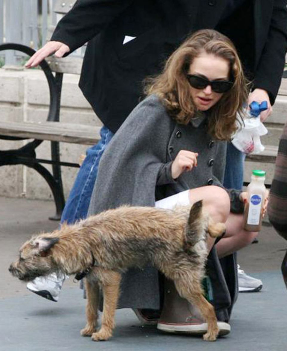 Natalie Portman, während ein tierischer Fan seine DNA auf ihr hinterlässt Natalie Portman, während ein tierischer Fan seine DNA auf ihr hinterlässt