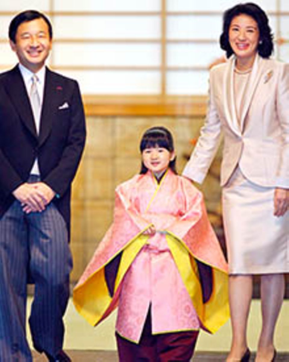 Prinzessin Aiko mit ihren Eltern in traditionellem Gewand
