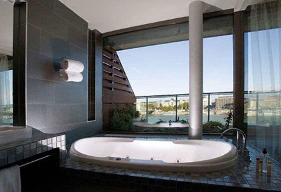Auch von der Badewanne aus lässt sich der Blick auf die Donau geniessen Auch von der Badewanne aus lässt sich der Blick auf die Donau geniessen