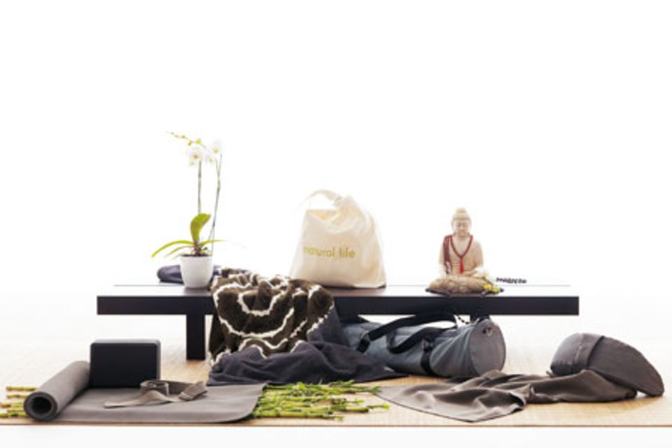 u.a. Yogaset: Block "Anuga", Matte "Aadhi", Strap "Adarsha", Setpreis ca. 70 Euro u.a. Yogaset: Block "Anuga", Matte "Aadhi", Strap "Adarsha", Setpreis ca. 70 Euro