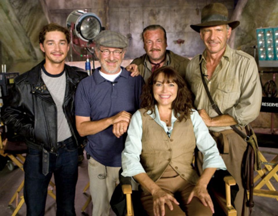 Steven Spielberg mit seinen Hauptdarstellern: Links neben ihm Shia Labeaouf, auf dem Stuhl Karen Allen, hinter ihr Ray Winstone