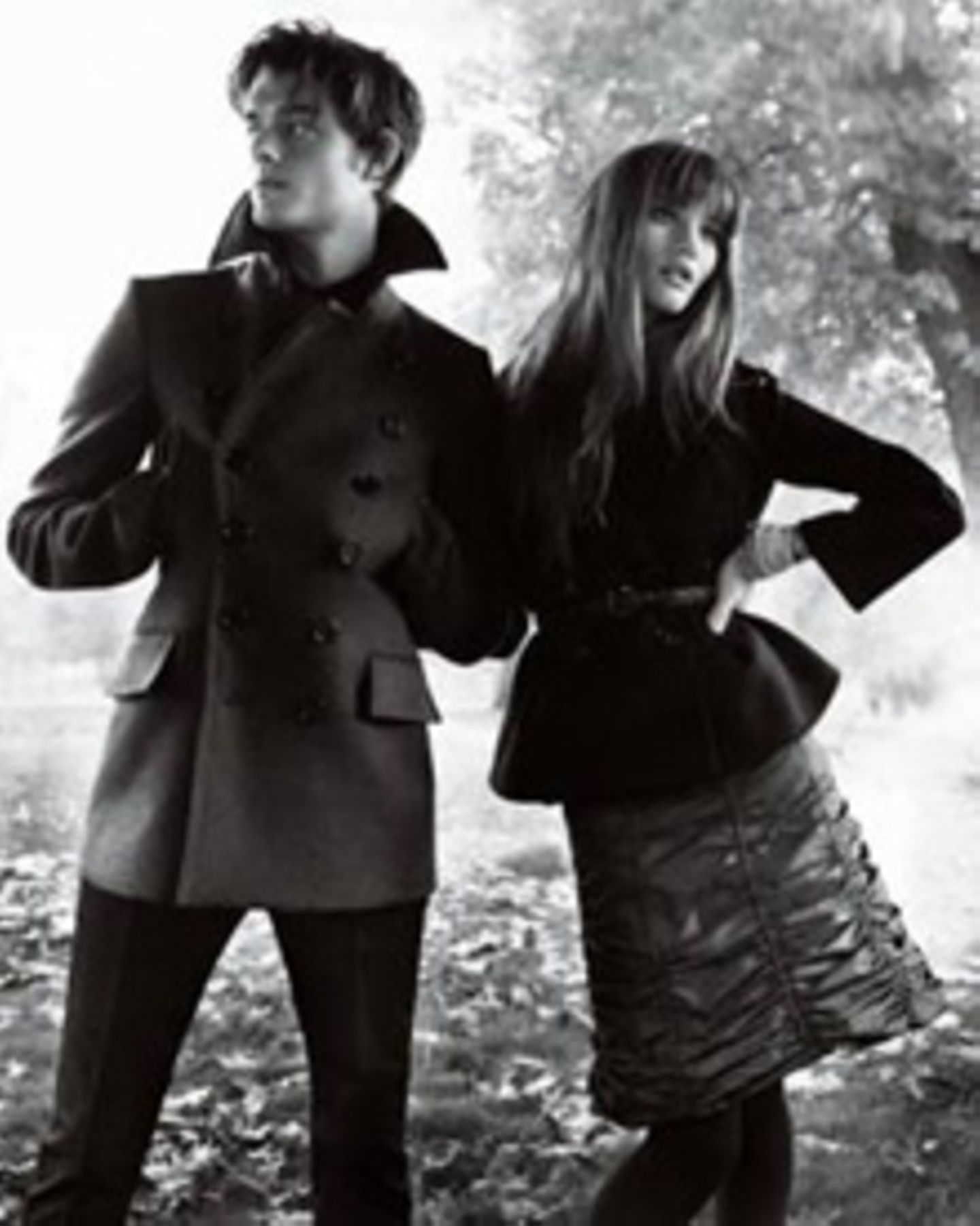 Sam Riley und Rosie Huntington-Whiteley in der Herbst/Winter-Kampagne von Burberry Sam Riley und Rosie Huntington-Whiteley in der Herbst/Winter-Kampagne von Burberry