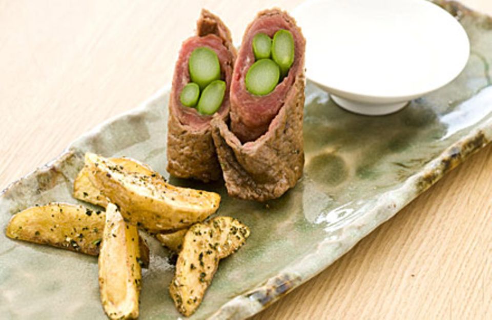 Spargel-Filetrouladen mit gebackenen Kräuterkartoffeln Spargel-Filetrouladen mit gebackenen Kräuterkartoffeln
