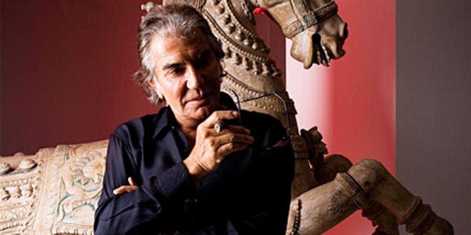 Roberto Cavalli vor einer antiken chinesischen Pferde-Skulptur in seiner Stadtwohnung in Mailand Roberto Cavalli vor einer antiken chinesischen Pferde-Skulptur in seiner Stadtwohnung in Mailand