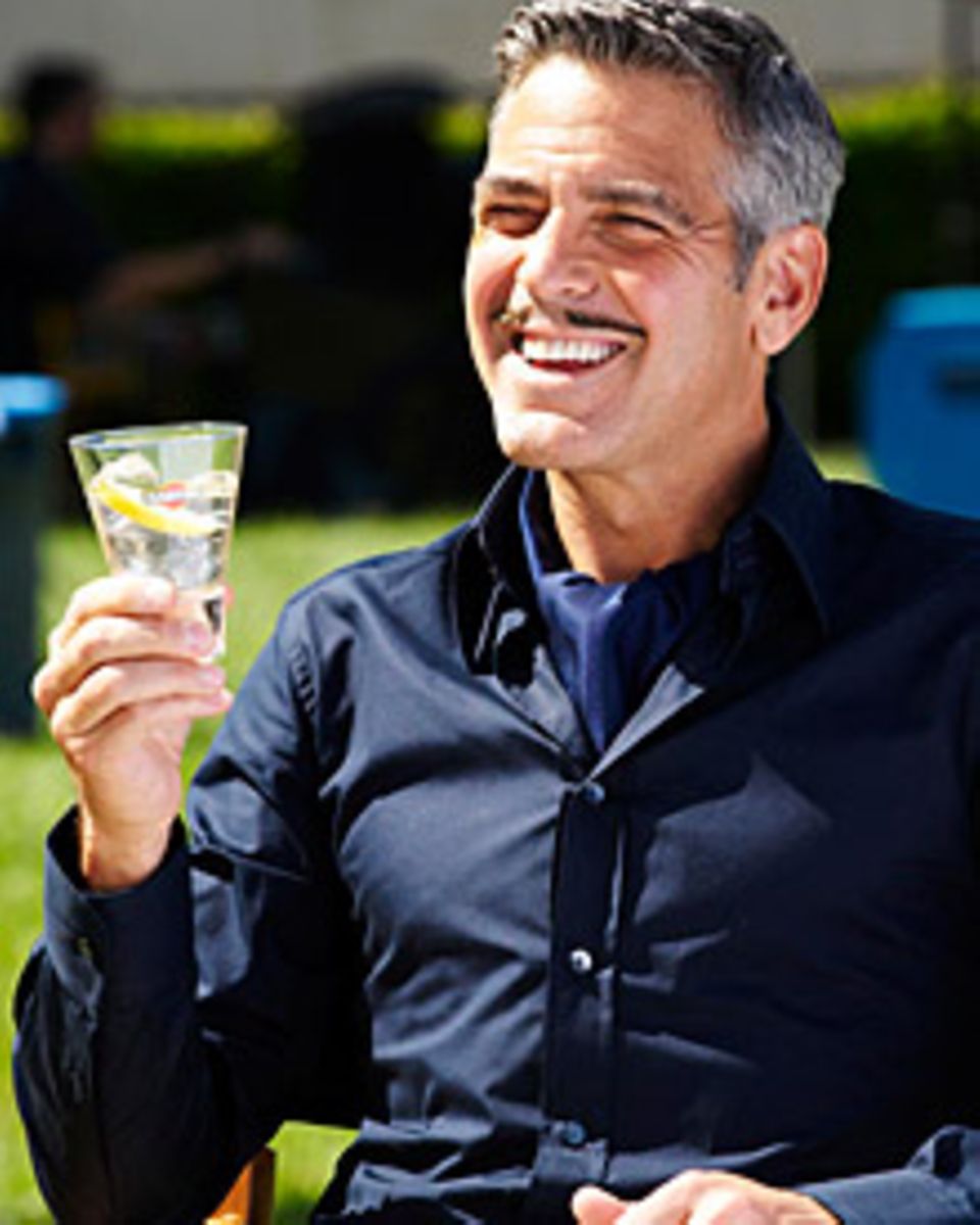 George Clooney hatte angeblich Affären mit allen Martini-Werbefilme-Partnerinnen. Jetzt prostet er Shannyn Sossamon zu George Clooney hatte angeblich Affären mit allen Martini-Werbefilme-Partnerinnen. Jetzt prostet er Shannyn Sossamon zu