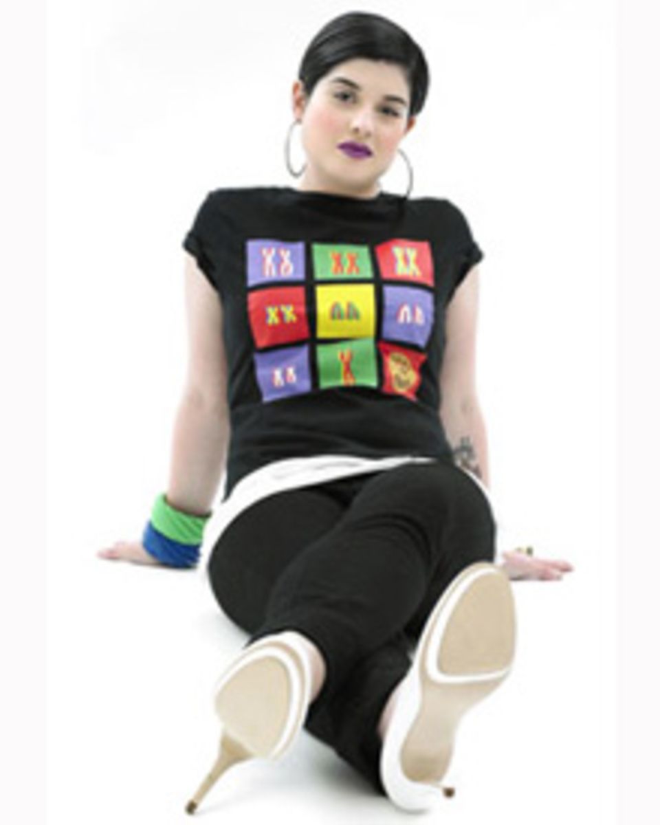 Kelly im Pop-Art-Shirt mit Chromosomen-Print des britsichen Nachwuchsdesigners Iain Walker