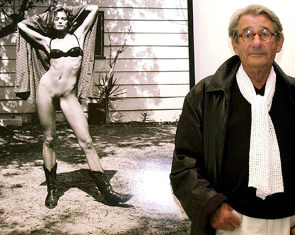 Helmut Newton vor einem seiner Fotos Helmut Newton vor einem seiner Fotos