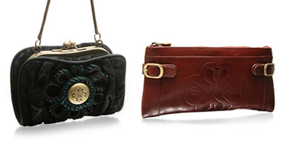Zwei Modelle aus Mischa Bartons Taschenkollektion: ein an Chanel angelehnter Klassiker und eine rotbraune Clutch