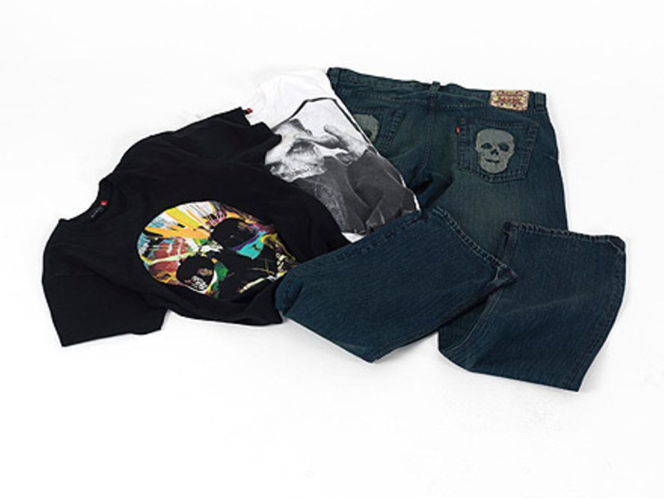 Hier ist die Jeans dann doch wieder in einer dezenteren Farbe gehalten - wieder unverzichtbar: die Totenkopf-Motive Hier ist die Jeans dann doch wieder in einer dezenteren Farbe gehalten - wieder unverzichtbar: die Totenkopf-Motive