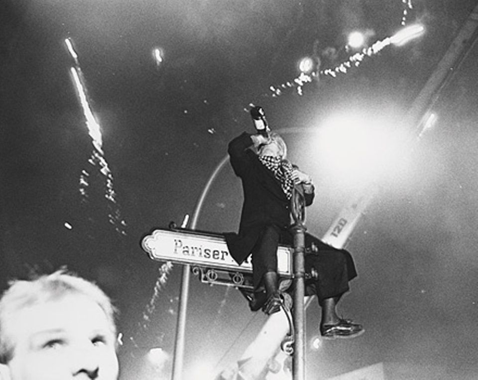 Richard Avedon dokumentierte die erste Silvester-Nacht in Berlin nach dem Mauerfall Richard Avedon dokumentierte die erste Silvester-Nacht in Berlin nach dem Mauerfall