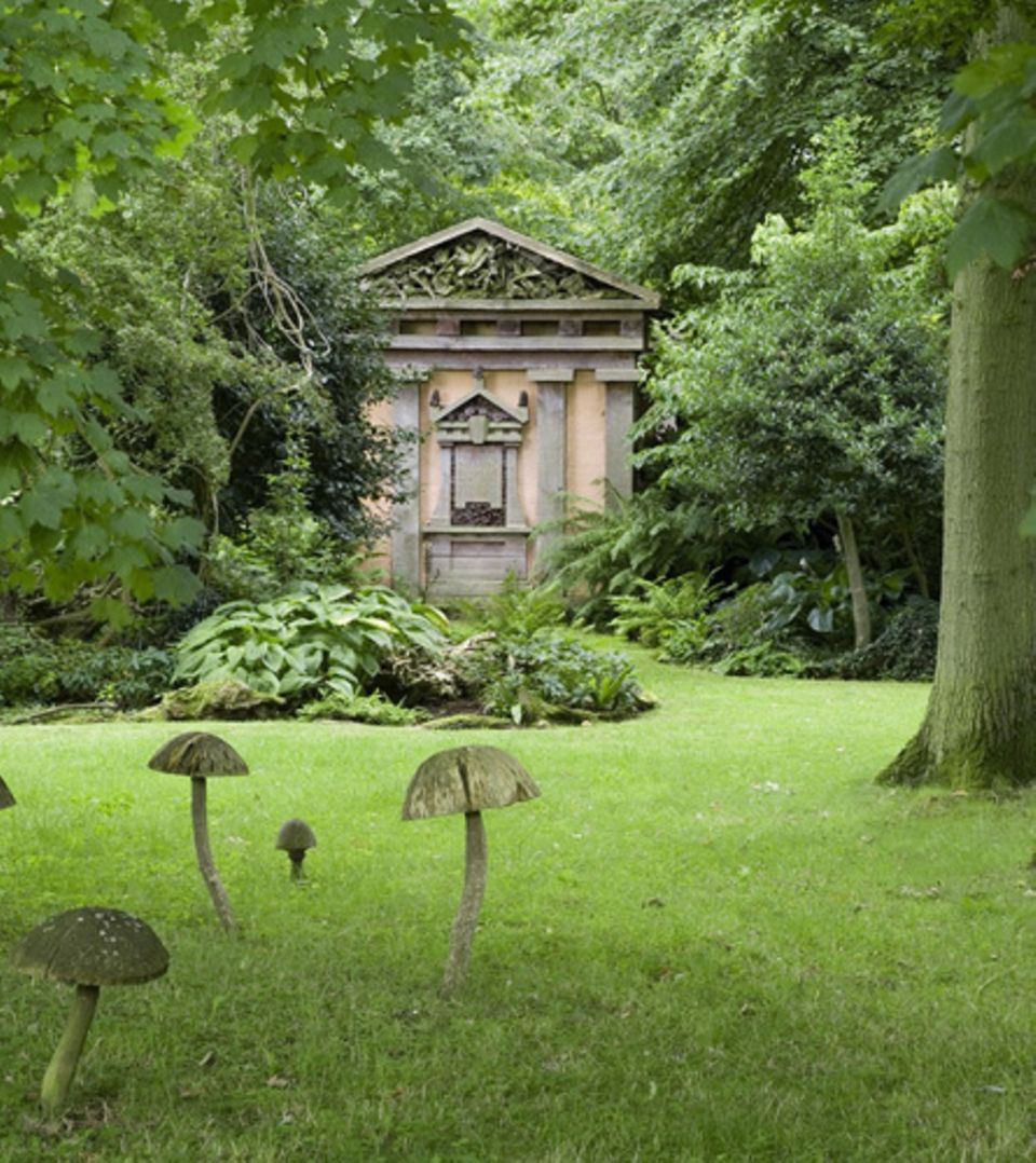Charles hat die die Gestaltung der Gärten von Highgrove selbst bis ins Detail geplant. Dazu gehörte auch, dass viele Bäume gepfl Charles hat die die Gestaltung der Gärten von Highgrove selbst bis ins Detail geplant. Dazu gehörte auch, dass viele Bäume gepfl