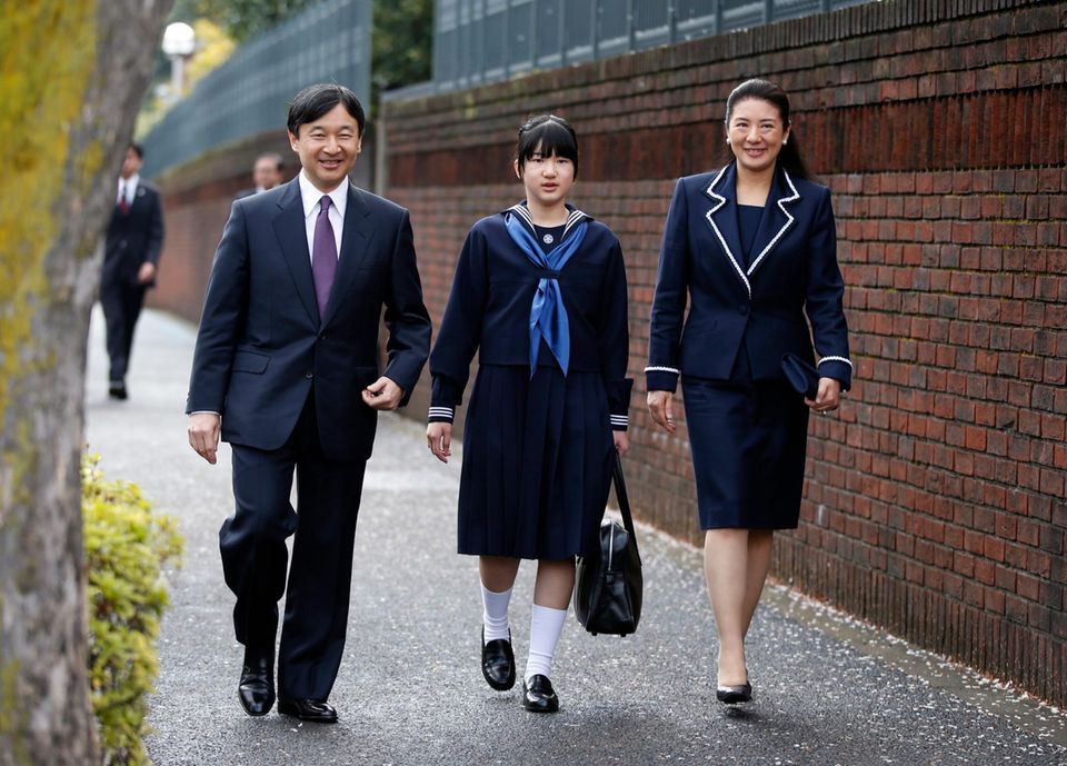 Prinzessin Aiko auf dem Weg mit ihren Eltern zur "Gakushuin Girls' Junior High School" in Tokio 2014.