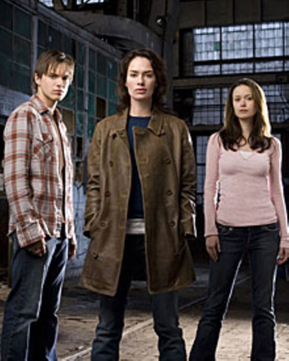 John (Thomas Dekker), Sarah Connor (Lena Headey) und Cameron (Summer Glau) kämpfen gemeinsam gegen die Vernichtung der Menschhei John (Thomas Dekker), Sarah Connor (Lena Headey) und Cameron (Summer Glau) kämpfen gemeinsam gegen die Vernichtung der Menschhei