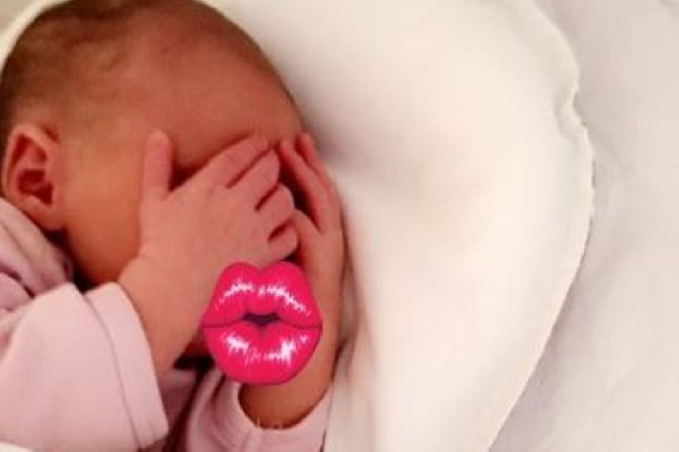 Angelina + Alexander Posth: Das ist die kleine Penelope, der ganze Stolz von Alexander und Angelina Posth. Das ist die kleine Penelope, der ganze Stolz von Alexander und Angelina Posth.