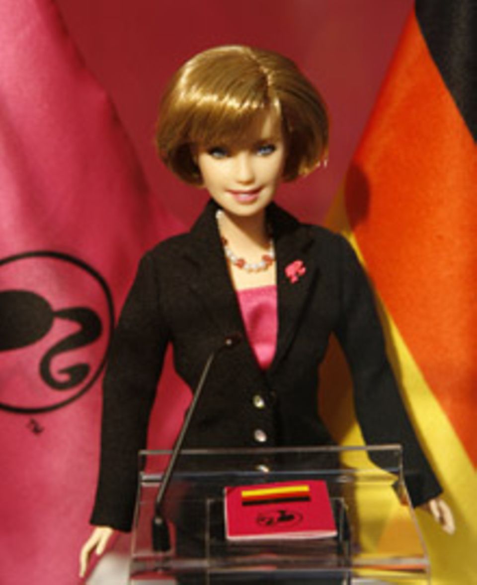 Da werden Mädchenherzen höher schlagen: Angela Merkel zum Spielen