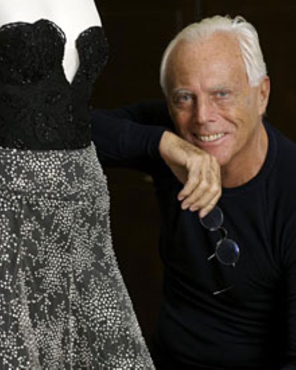 Finalmente überprüft der Stardesigner Giorgio Armani jedes Detail der Oscar-Robe noch einmal selbst Finalmente überprüft der Stardesigner Giorgio Armani jedes Detail der Oscar-Robe noch einmal selbst