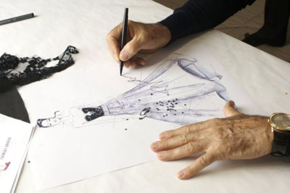 Giorgio Armani beim Entwerfen der Robe für die Feier Giorgio Armani beim Entwerfen der Robe für die Feier