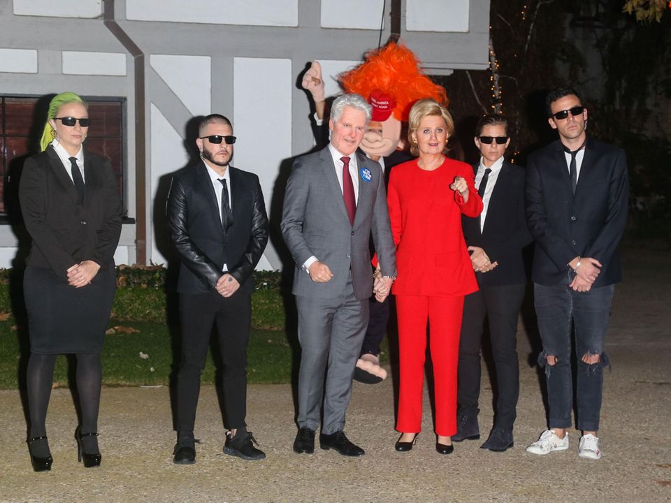 Katy Perry + Orlando Bloom: Orlando Blooms Donald-Trump-Troll schleicht sich ins Bild von Hillary und Bill Clinton mit dem Secret Service. Orlando Blooms Donald-Trump-Troll schleicht sich ins Bild von Hillary und Bill Clinton mit dem Secret Service.