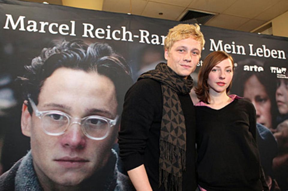 Matthias Schweighöfer und seine Filmpartnerin Katharina Schüttler vor einem plakat des Films "Marcel Reich-Ranicki. Mein Leben"