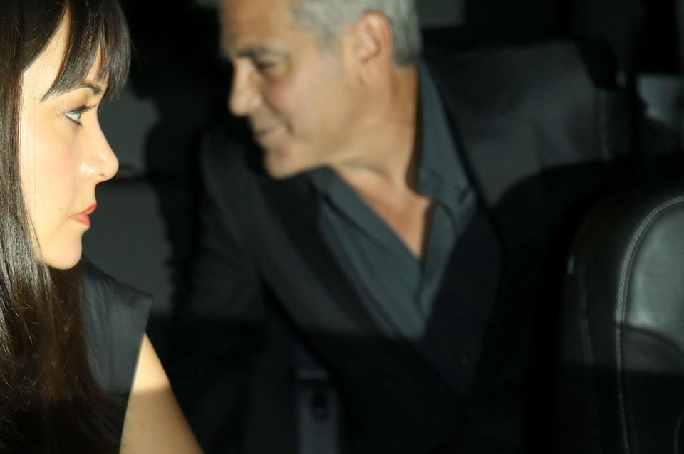 George Clooney wird beim Verlassen des Restaurants "Giorgio Baldi" von Paparazzi geknipst. Nicht auf dem Foto zu sehen: Auf dem Rücksitz neben ihm sitzt Ehefrau Amal Clooney.