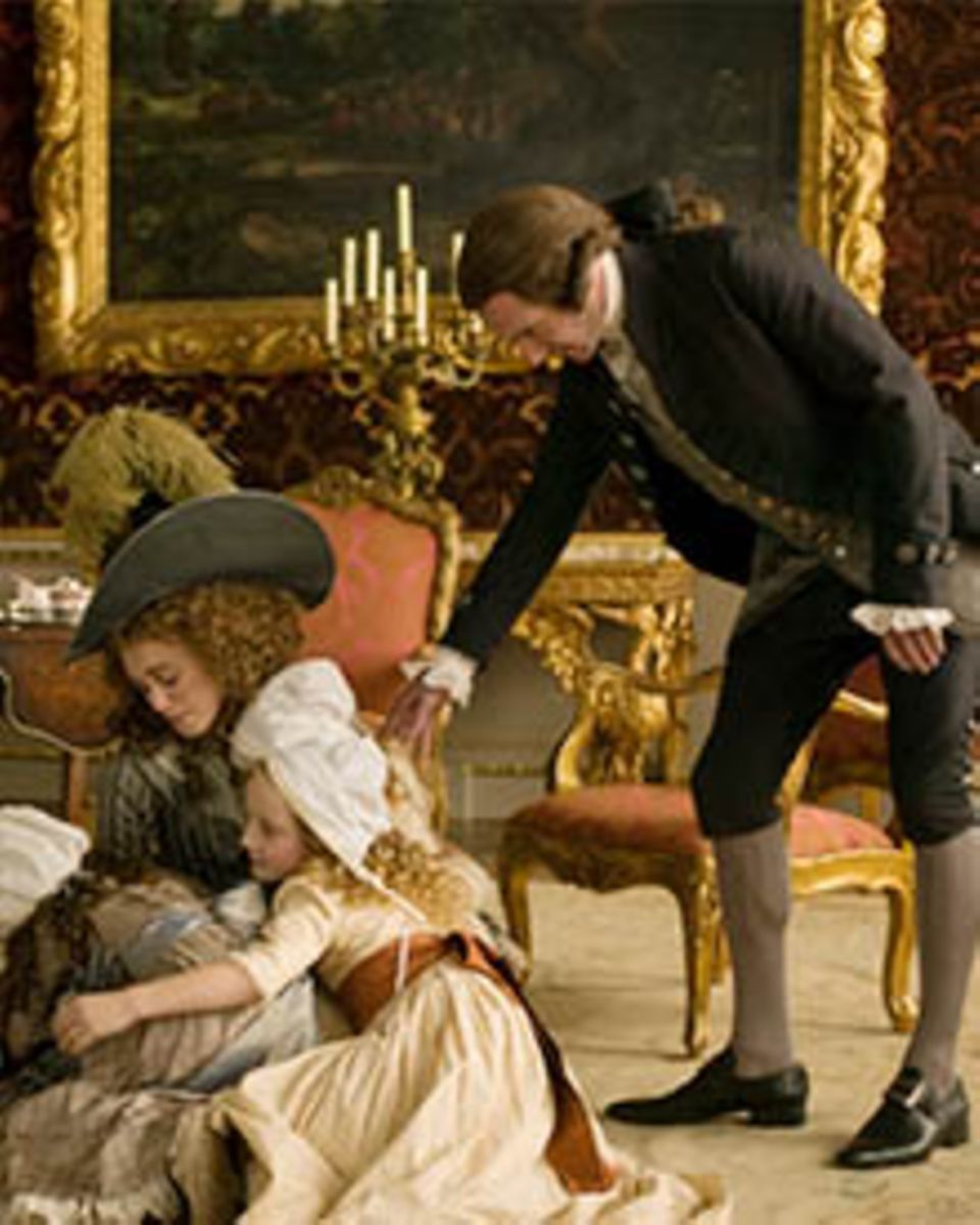 Die Herzogin (Keira Knightley) und der Herzog (Ralph Fiennes) mit ihren Kindern im Schloss