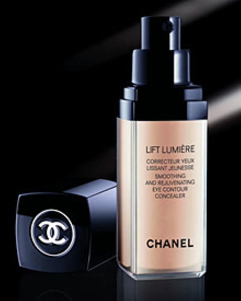 Erhellend: "Lift Lumière Correcteur Yeux Lissant Jeunesse" macht Augenschatten unsichtbar. Von Chanel, 15 ml, ca. 39 Euro