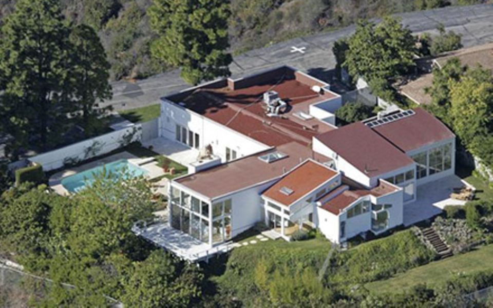 Die 7,5-Millionen-Euro-Villa in Los Angeles hat sechs Schlafzimmer und neun Badezimmer. Bei Kind Nummer vier muss also noch nich Die 7,5-Millionen-Euro-Villa in Los Angeles hat sechs Schlafzimmer und neun Badezimmer. Bei Kind Nummer vier muss also noch nich