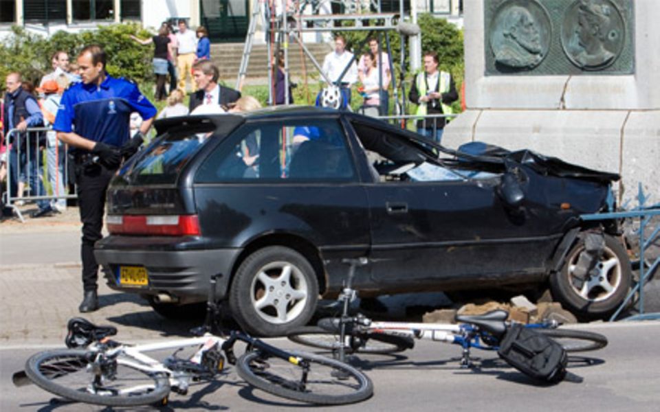 Mit diesem Wagen raste der Fahrer in die Menschenmenge Mit diesem Wagen raste der Fahrer in die Menschenmenge