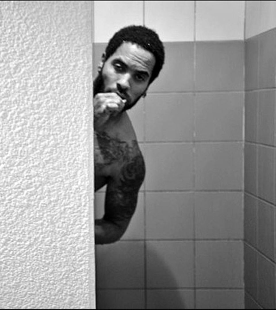 Zähneputzen unter der Dusche: Lenny Kravitz hat keine Zeit zu verlieren. <link adr="http://twitter.com/lennyKravitz">Hier gehts