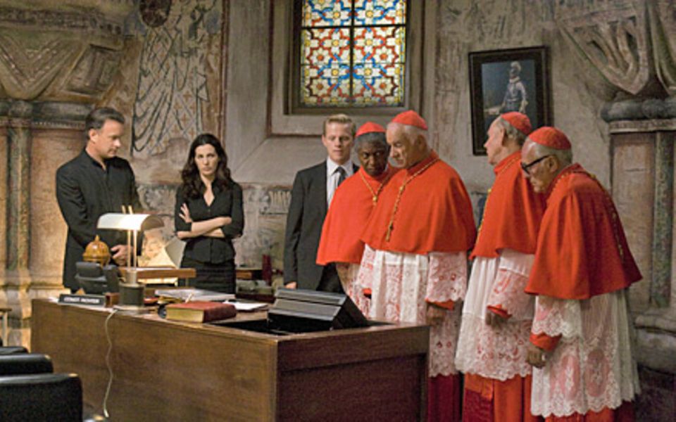 Robert Langdon und Vittoria Vetra beraten sich im Vatikan mit den Kardinälen
