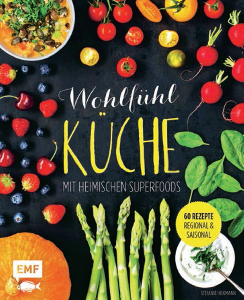 Kartoffelcremesuppe mit Apfel-Walnuss-Topping: Mehr als 60 Rezepte für jede Jahreszeit, sowie Tipps und Wissenswertes zu heimischen Gemüsesorten und Superfoods hat Stefanie Hiekmann in ihrem Buch gesammelt – von Chicorée mit Honig-Gin-Marinade bis Rosenkohl-Pasta mit Rauchmandeln. ("Wohlfühlküche mit heimischen Superfoods", EMF Verlag, 176 S., 19,90 Euro) Mehr als 60 Rezepte für jede Jahreszeit, sowie Tipps und Wissenswertes zu heimischen Gemüsesorten und Superfoods hat Stefanie Hiekmann in ihrem Buch gesammelt – von Chicorée mit Honig-Gin-Marinade bis Rosenkohl-Pasta mit Rauchmandeln. ("Wohlfühlküche mit heimischen Superfoods", EMF Verlag, 176 S., 19,90 Euro)