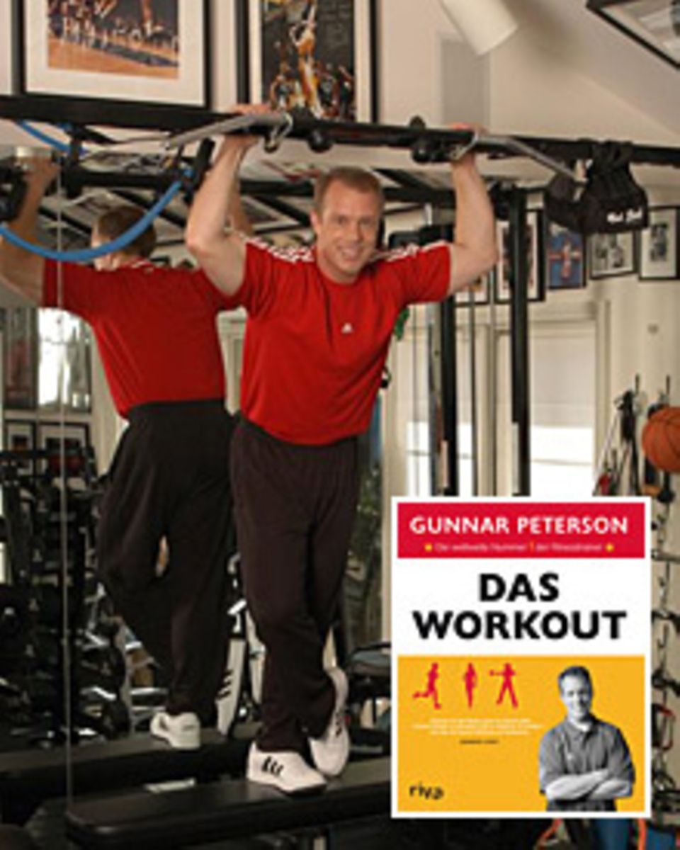 Gunnar Peterson mit seinem Buch "Das Workout" (www.rivaverlag.de)