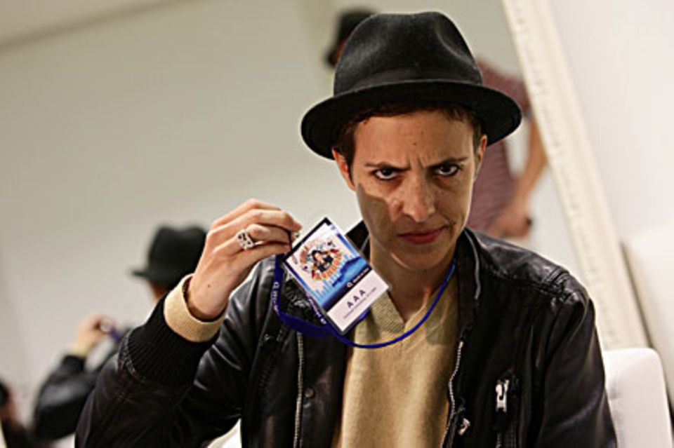 Cooler als Eis: Samantha Ronson chillt noch ein wenig backstage, bevor sie bei der ?o2 World on Tour? am Plattenteller die Bühne Cooler als Eis: Samantha Ronson chillt noch ein wenig backstage, bevor sie bei der ?o2 World on Tour? am Plattenteller die Bühne