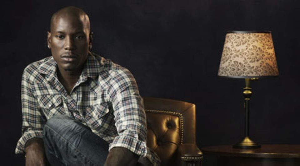 Tyrese Darnell Gibson versteckt neun Tattoos auf seinem Traumkörper. Tyrese Darnell Gibson versteckt neun Tattoos auf seinem Traumkörper.